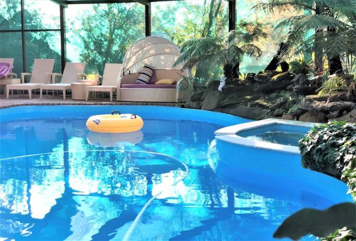 Verwood Estates: heated pool, spa, sauna, tennis, billiards, fireplace, cellar door