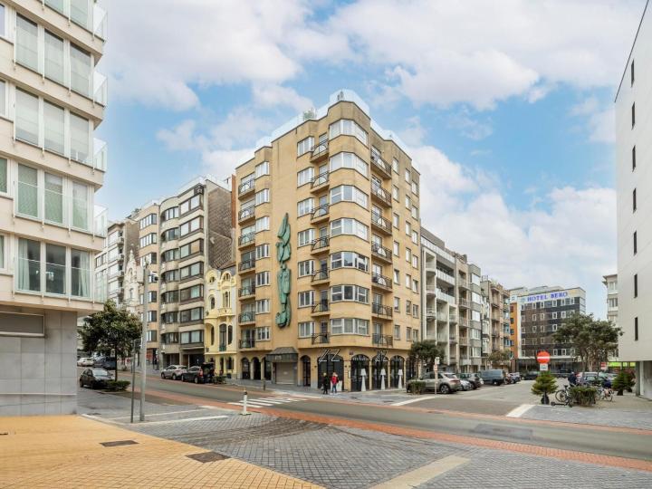 Finely furnished renovated apartment with an indirect sea view in the heart of Ostend