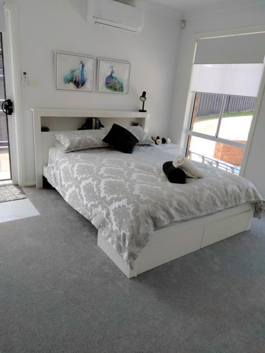 Lakeside studio room with ensuite & private entry