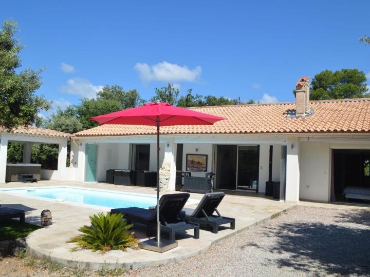 Lavish holiday home in Vidauban with bubble bath