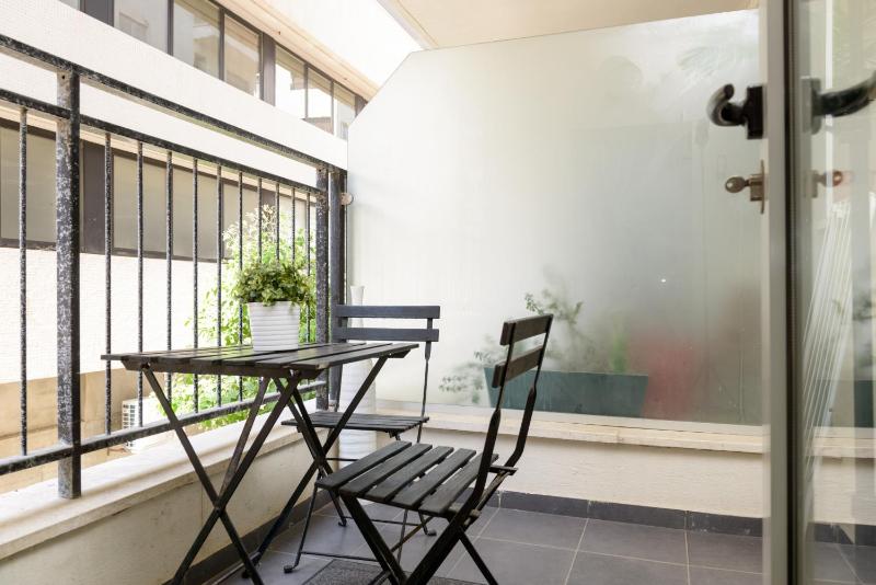Classic 1BR in City Center near Beach by FeelHome — забронировать отель в Тель-Авиве