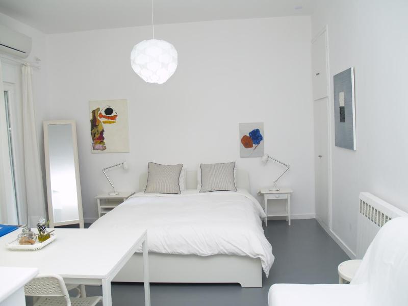 Newly Renovated Apt in Kolonaki — забронировать отель в Афины