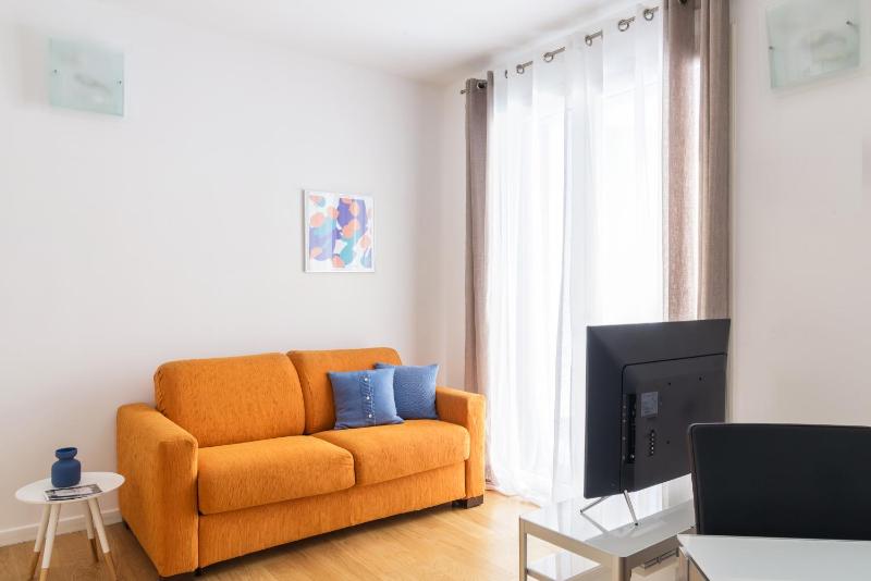 JOIVY Sunny 1-bed flat with balcony — отель с удобствами в Милане