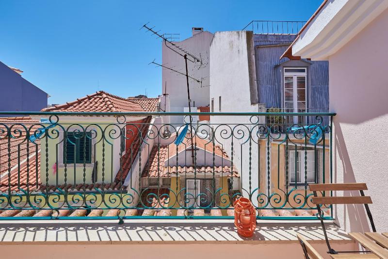 Cozy apartment in historic center with terrace — отель с удобствами в Лиссабоне