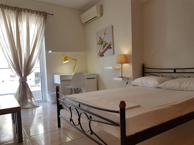 Цены на Errathens Zephyr Apartment - Athens Center, 3 BD, 1 BATH в Афины