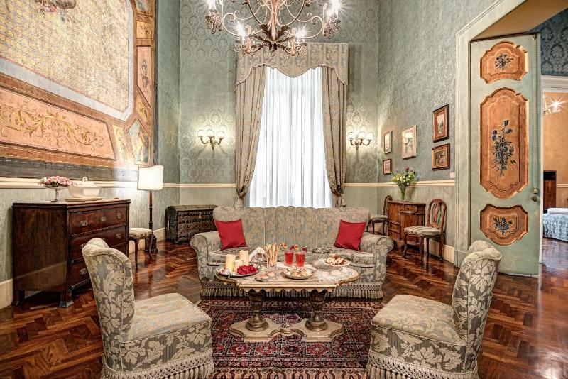 Arthouse Lady Marys Tribunali Luxury Suite — комфортный отель в Неаполе