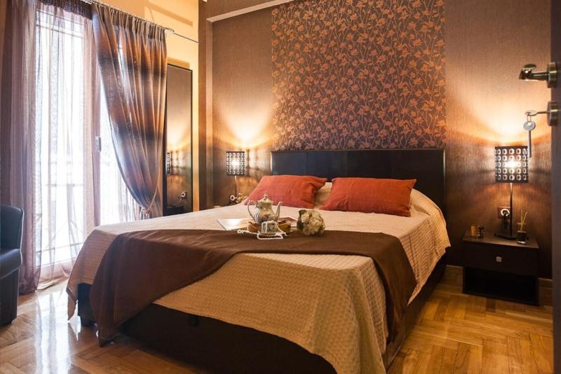 Elegant and Safe Gold and Blue Apartment walk to Acropolis — комфортный отель в Афины