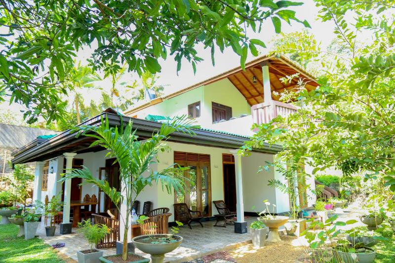 Villa Green Cottage — отель с удобным расположением в Хиккадува