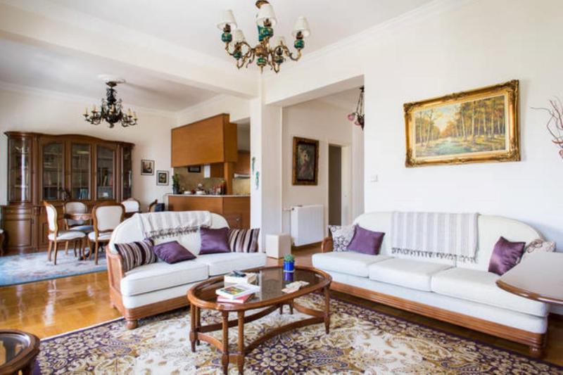 Large 3 bedroom Apt with Terrace — отель с удобным расположением в Афины