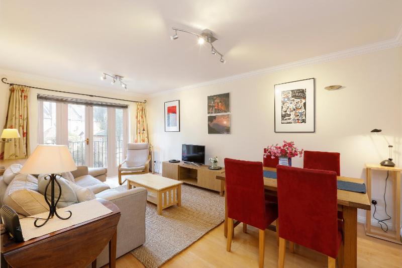 JOIVY Sunny 2-bed Apt with terrace, 15mins to London Eye — забронировать отель в Лондоне