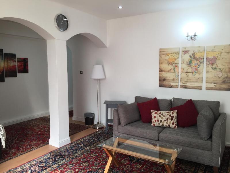 Luxurious Apartment in Kensington & Chelsea — забронировать отель в Лондоне