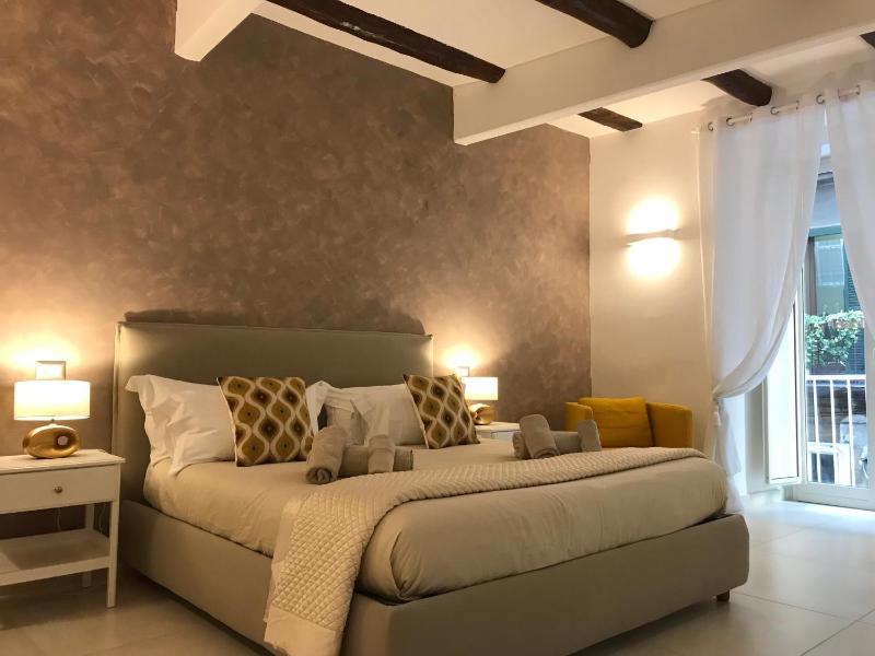 Napoli Plebiscito Apartment — отель с удобным расположением в Неаполе