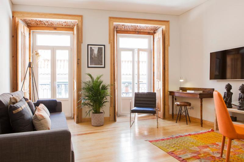 Charming Flat with Balconies Central Chiado District 2 Bedrooms & AC 19th Century Building — комфортный отель в Лиссабоне