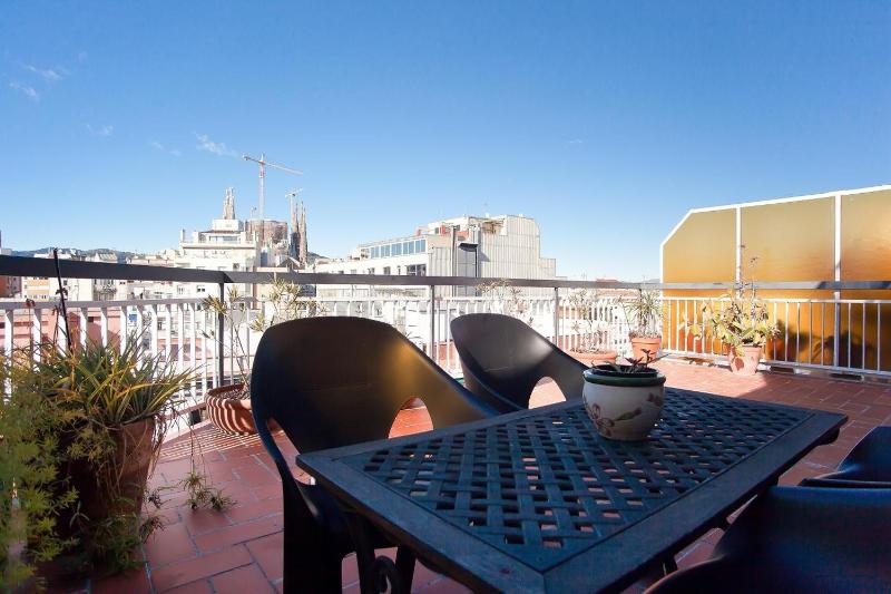 ApartEasy - Atic Sagrada Familia — забронировать отель в Барселоне