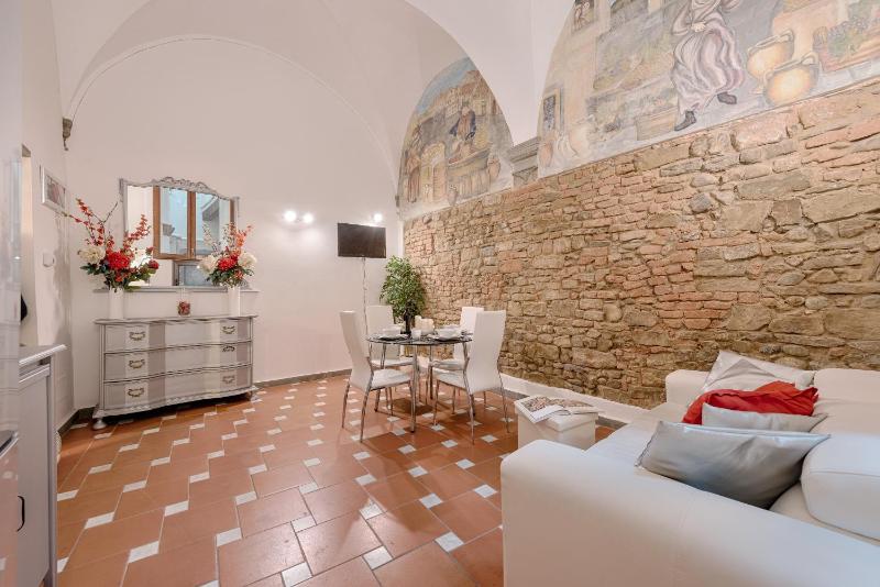 Santo Spirito Frescos by Mmega — забронировать отель в Флоренции