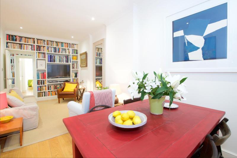 JOIVY English Retro 1BR apt, moments from Battersea Park — забронировать отель в Лондоне
