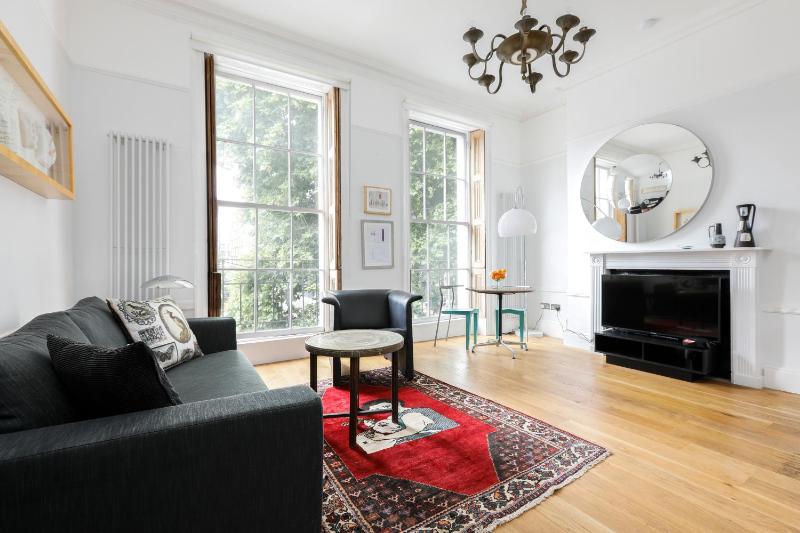 Цены на JOIVY Cosy 1-bed flat in Angel, close to tube в Лондоне