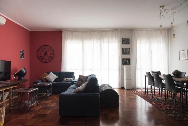 LUXURIOUS 4BDR PENTHOUSE NEAR DUOMO CATHEDRAL — отель в Милане, Италия