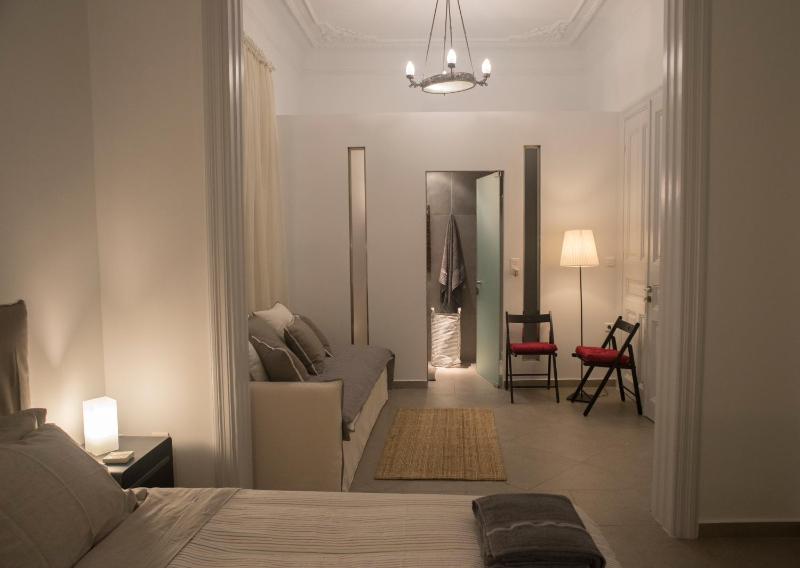 Athenian Neoclassical Apartment — отель с удобствами в Афины