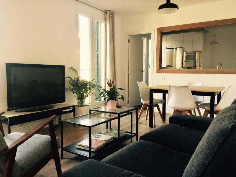 Charming and bright apartment — отель с удобным расположением в Мадриде