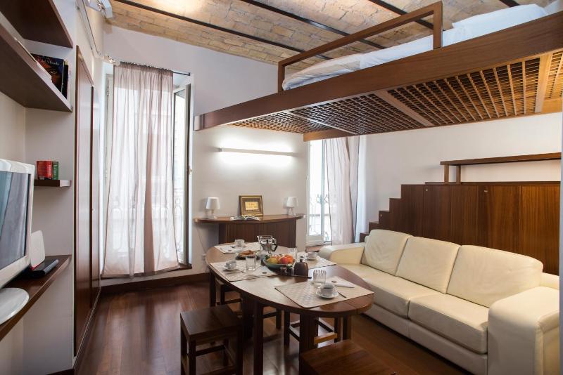 Trevi Fountain - Lovely Loft Apartment — забронировать отель в Риме