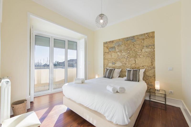 Spacious 4bdr River View — отель с удобным расположением в Лиссабоне