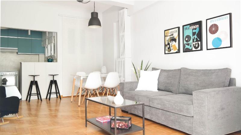 Modern Downtown Flat near the Acropolis by UPSTREET — отель с удобным расположением в Афины