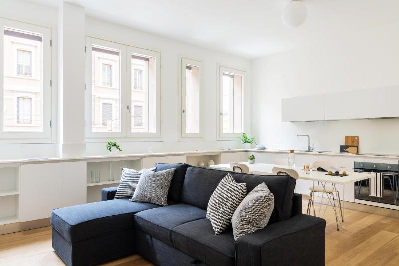 ALTIDO Lovely 1-bed flat with balcony & free parking — отель с удобным расположением в Милане