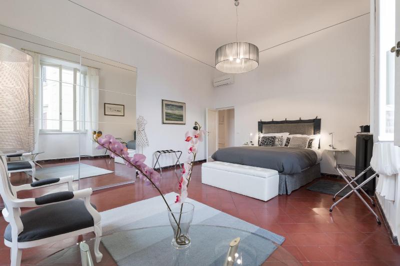 Old Bridge: historical and chic apartment — забронировать отель в Флоренции