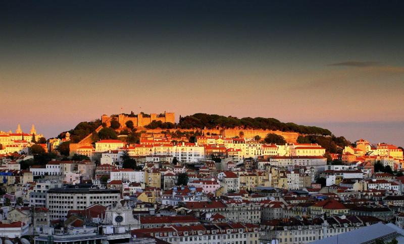 Chiado Apartment with View to the Castle — отель с удобным расположением в Лиссабоне
