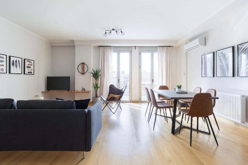 Stylish and Spacious 2BD - Thiseio by UPSTREET — забронировать отель в Афины