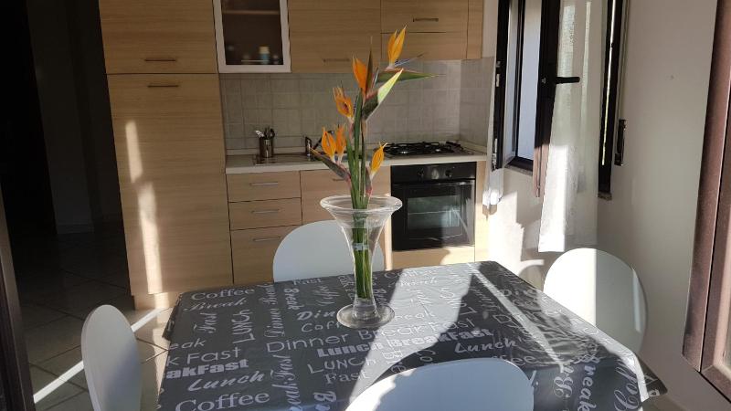Milly Apartment ad Àrbatax - Accogliente Oasi con BBQ