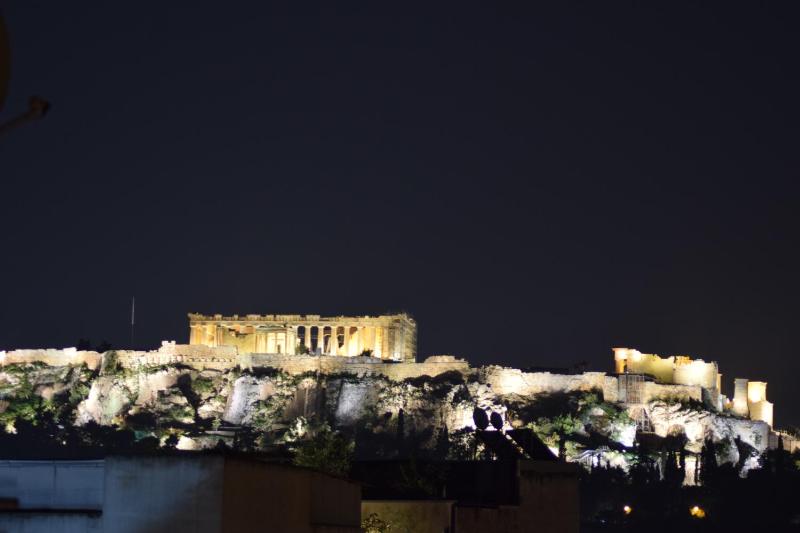 Acropolis View Apartment in Central Athens! SQ1 — отель с удобствами в Афины