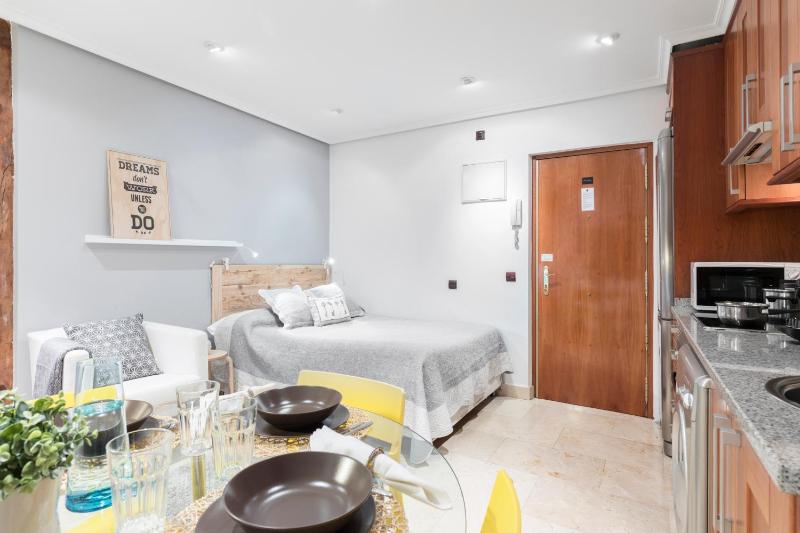Fuencarral Apartments by Flatsweethome — отель с удобствами в Мадриде