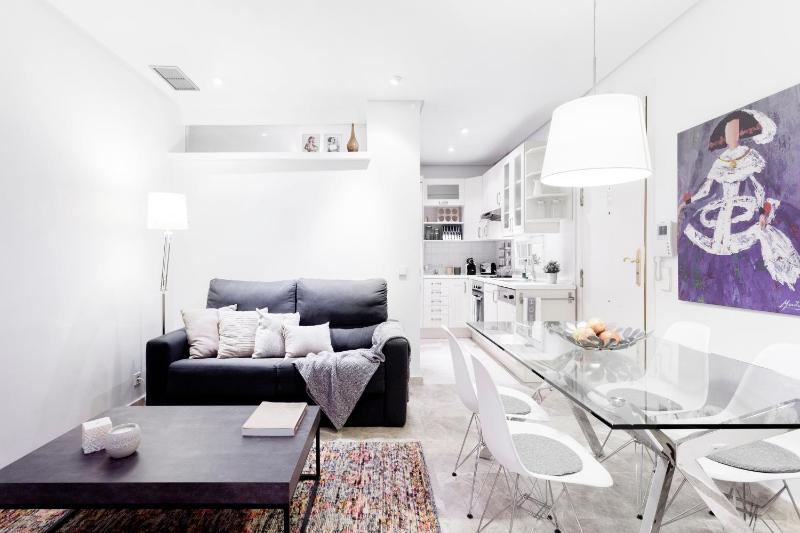 Serrano Apartment by Flatsweethome — отель с удобствами в Мадриде