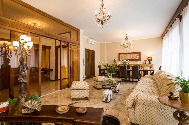 FerrHouse Charm in Florence Two lifts — отель с удобствами в Флоренции