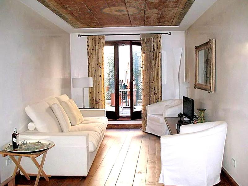 Venetian House With Terrace — забронировать отель в Венеции