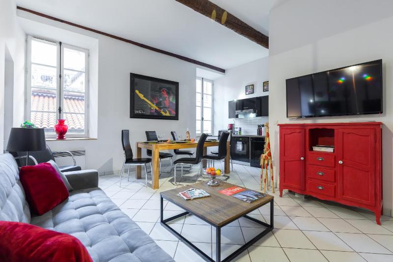 STE REPARATE F4 MODERNE, DESIGN, Place Rossetti, heart old town — комфортный отель в Николь