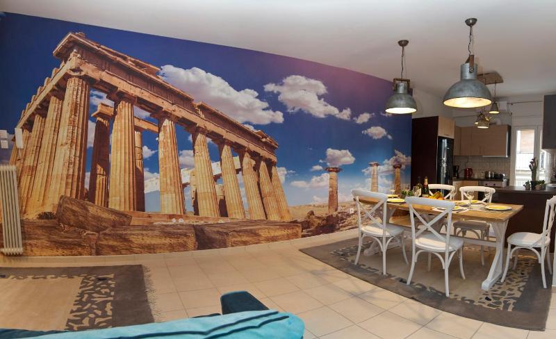 JUST ATHENS apt 130sqm one step from metro — комфортный отель в Афины