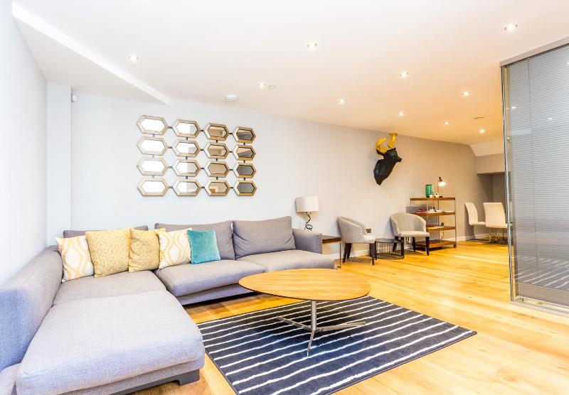 The Sweet Mews - Large 4BDR Home — отель с удобным расположением в Лондоне