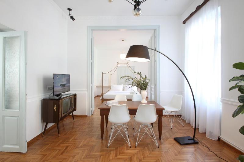 Live in Athens, THISEIO Historic House — забронировать отель в Афины