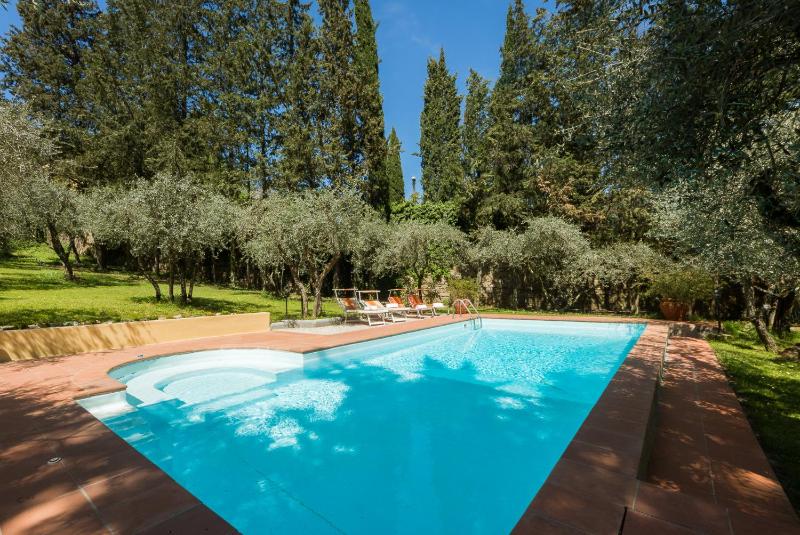 Цены на Villa in Private Estate,shared Pool,parking,3km to Ponte Vecchio в Флоренции
