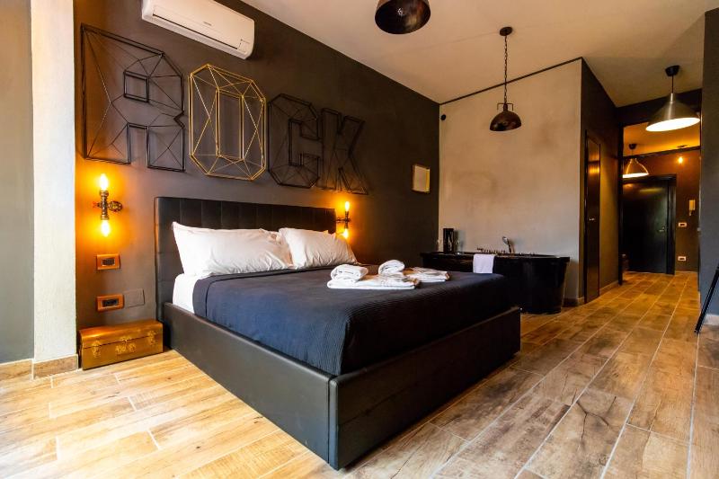 La Perla Nera Suites&Happiness — отель с удобствами в Неаполе