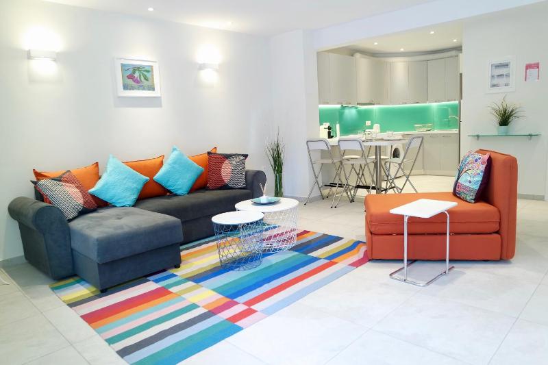 Design Apartment in the City of Athens — отель с удобным расположением в Афины