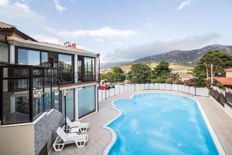 Hotel Solanas - Elegante resort con piscina fronte mare