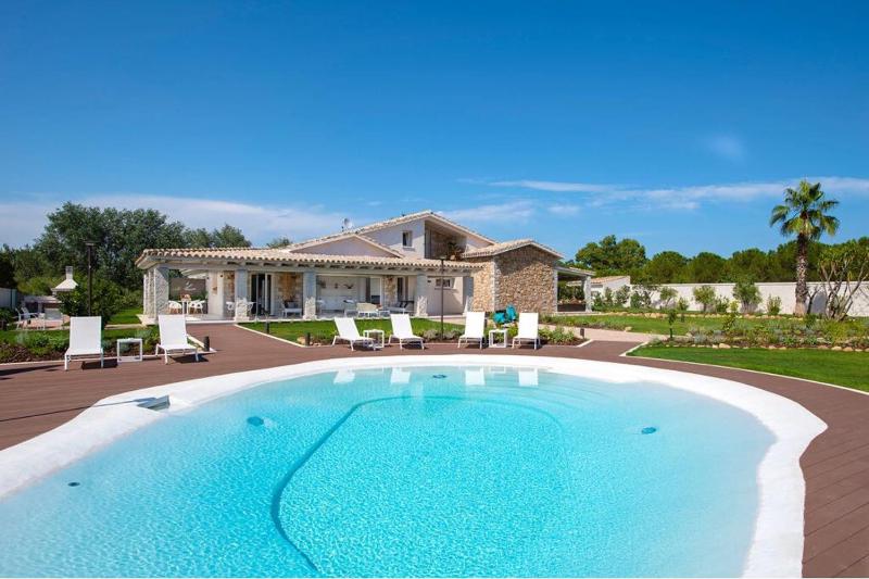 Destino di Nora a Pula - B&B con piscina e idromassaggio