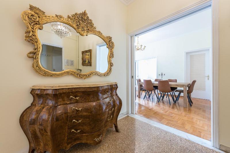 Victoria Queens Palace Apartments — комфортный отель в Афины