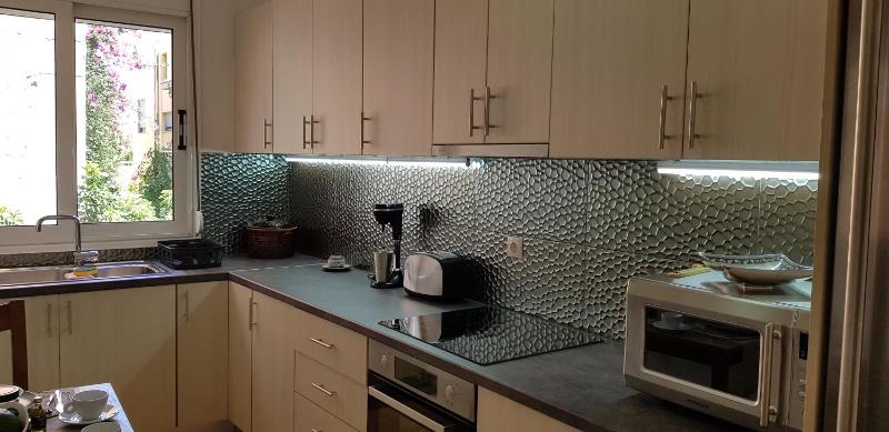 Spacious Apartment in the Historical Center of Athens — отель с удобным расположением в Афины