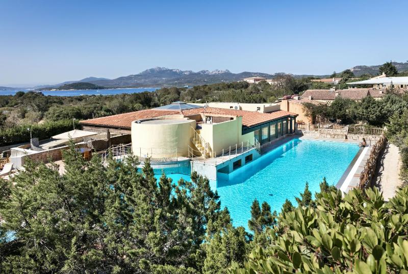 Residenza Capriccioli - Oasi con Piscine e Spiaggia