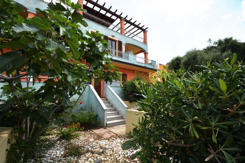 Palm Apartment a Valledoria - Oasi con giardino e BBQ
